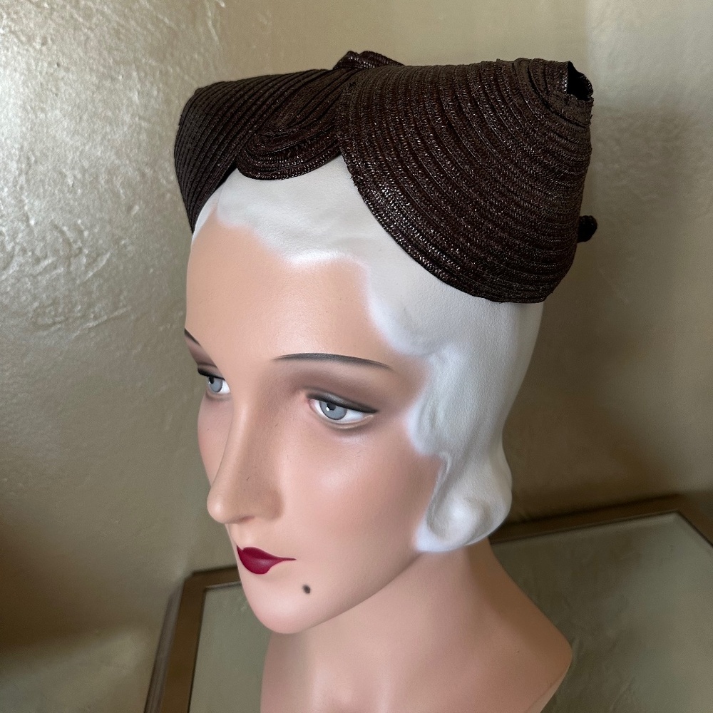 UNUSUAL 1930s' BROWN HAT WITH POINTY SIDES AND CRISSCROSS BANDS AT BACK - Picture 3 of 11